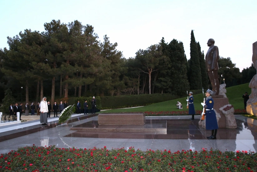 President of United Arab Emirates visits tomb of Great Leader Heydar Aliyev