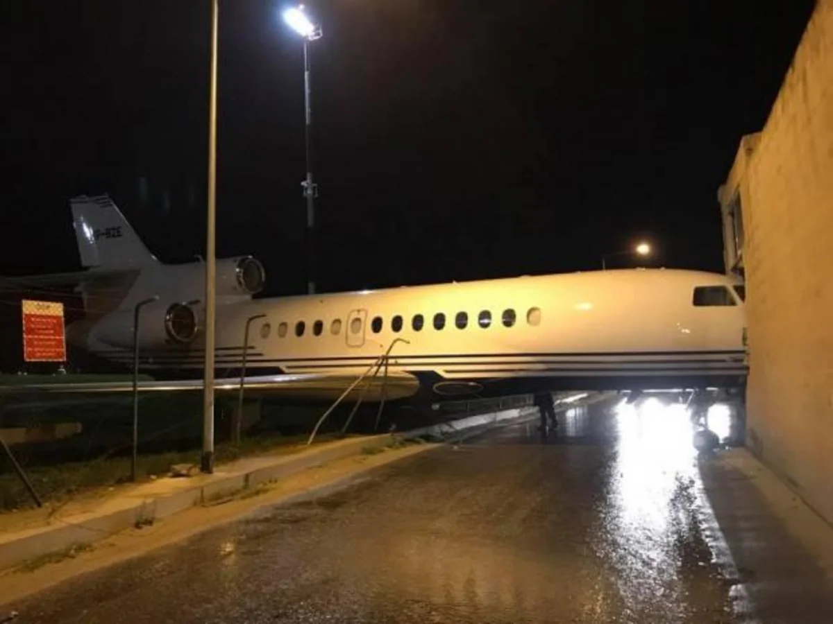 Maltada təyyarə binaya çırpılıb