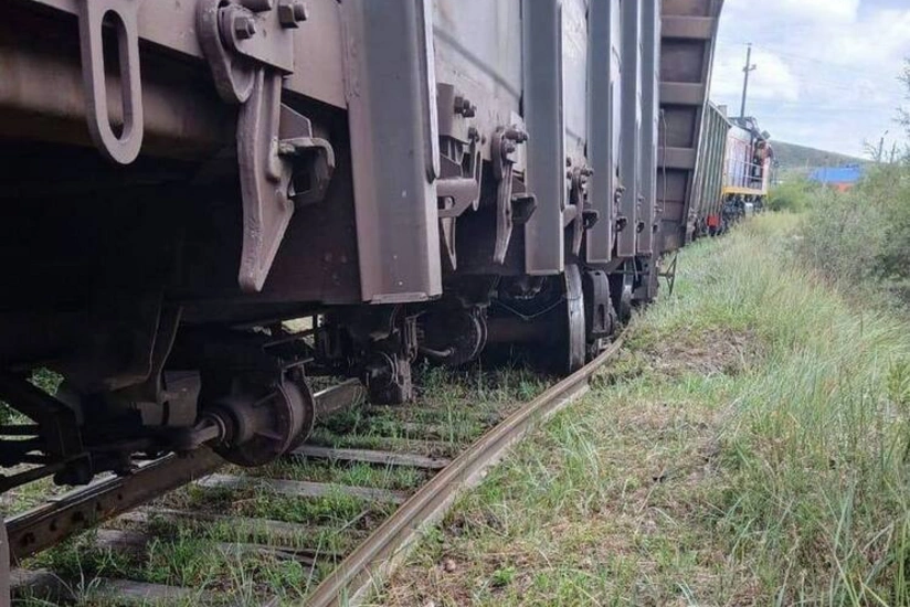 В Бурятии три вагона с углем в составе поезда сошли с рельсов