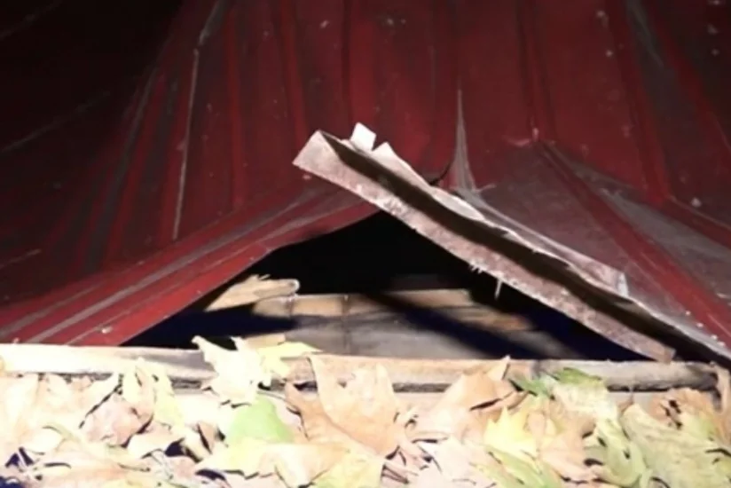 В Баку сильный ветер снес крышу здания - ВИДЕО