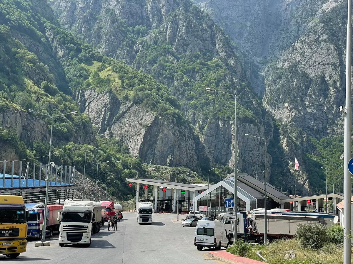Gürcüstan-Rusiya sərhədindəki Kazbeqi keçid məntəqəsi adi rejimdə fəaliyyətini bərpa edib