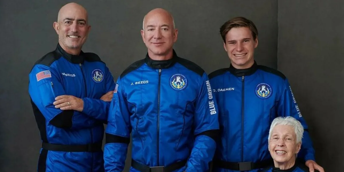 Безос показал видео из New Shepard во время полета