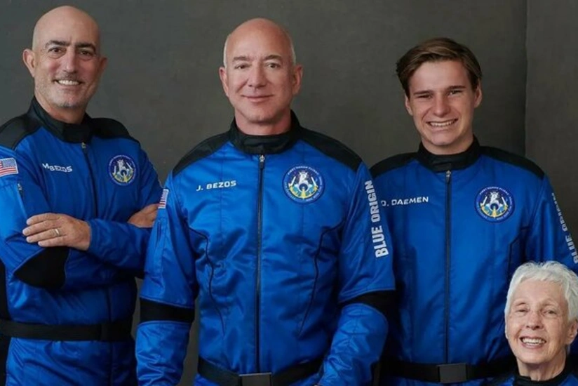 Команда Безоса поднялась на борт New Shepard перед суборбитальным полетом