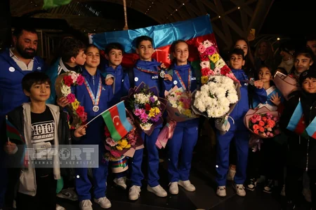 Dünya çempionatında uğurla çıxış edən gimnastlarımız Vətənə dönüblər