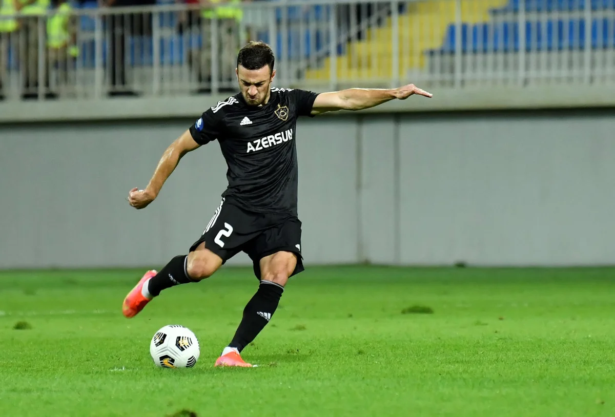 Qara Qarayev Qarabağın heyətində 400-cü matçına çıxıb