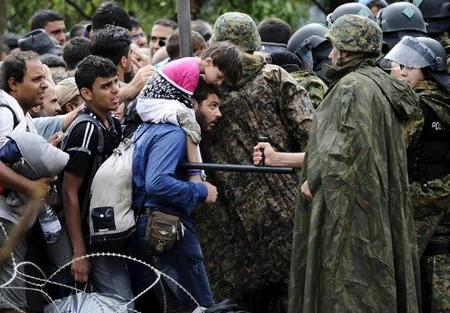 ​Minlərlə miqrant Yunanıstan-Makedoniya sərhədini yararaq qarşı tərəfə keçib