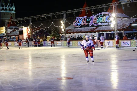 Путин сыграл в хоккей на Красной площади - ВИДЕО