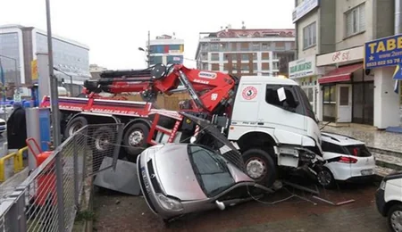 В Стамбуле упал кран, 8 человек ранены, повреждены 8 автомобилей