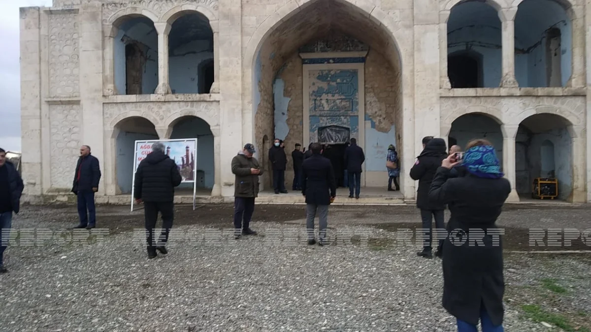 Руководители СМИ и НПО посетили в Агдаме драмтеатр и мечеть