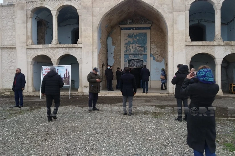 Руководители СМИ и НПО посетили в Агдаме драмтеатр и мечеть