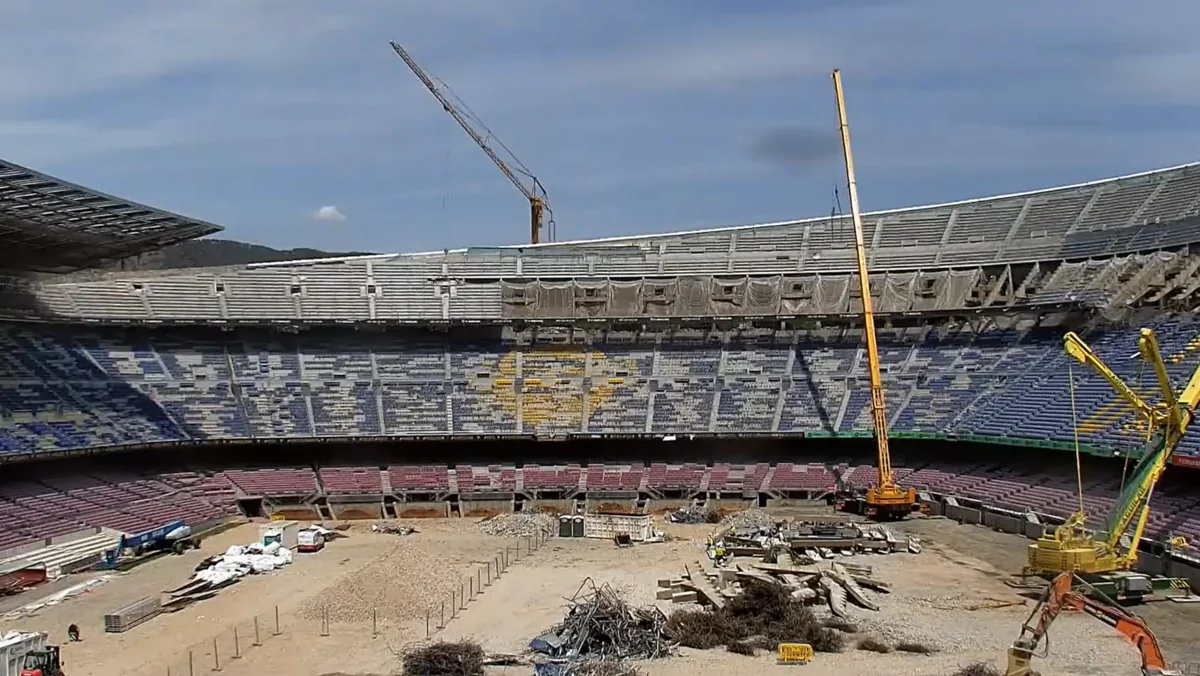 Barselonanın “Kamp Nou” stadionuna dönüşü gecikir