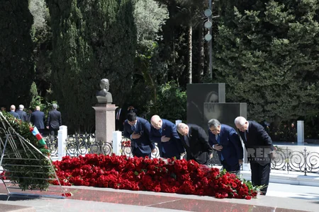Ümummilli Lider Heydər Əliyevin xatirəsi anılır - FOTOREPORTAJ