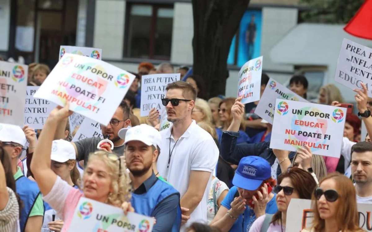 Romanian teachers end pay strike after government negotiations