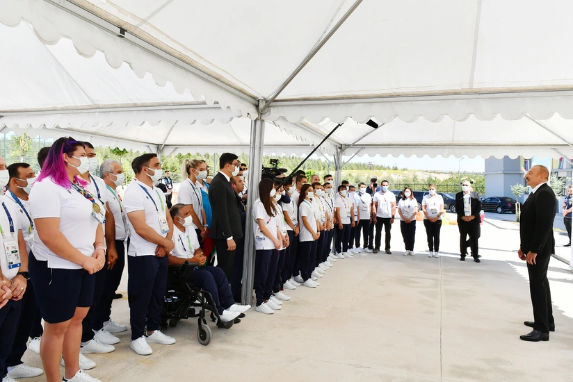 Ilham Aliyev and Mehriban Aliyeva meet with Azerbaijani athletes in Konya