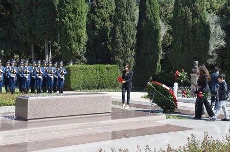 Azərbaycan Prezidenti Ümummilli Lider Heydər Əliyevin məzarını ziyarət edib
