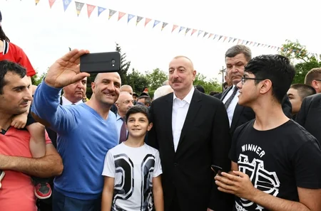 Prezident İlham Əliyev Dənizkənarı Milli Parkda gəzintiyə çıxıb - FOTO