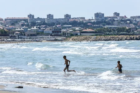Çimənə həsrət qalan Buzovna çimərliyi... - FOTO