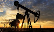 Нефть подешевела на ожиданиях по восстановлению предложения на рынке
