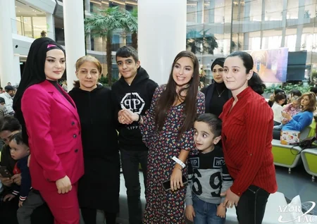 Leyla Əliyeva ixtioz, kəpənək və immundefisit xəstəliyindən əziyyət çəkən uşaqlarla görüşüb
