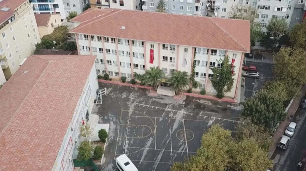 İstanbulda riskli hesab olunan məktəblərdə dərslər dayandırılıb