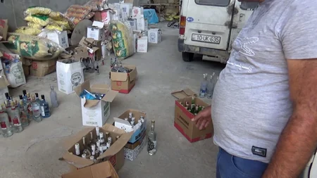 Saxta spirtli içkilər hazırlayan ata və oğuldan ibarət dəstə üzvləri tutulub - VİDEO