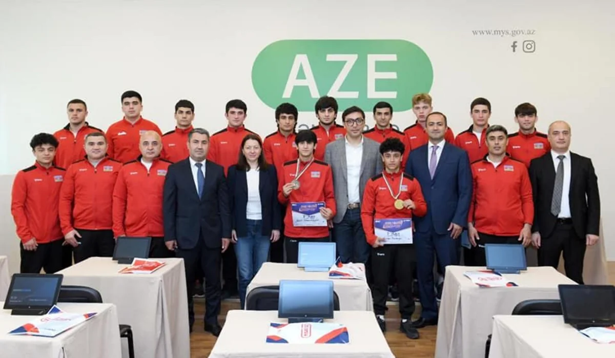 Fərid Qayıbov Avropa çempionatından qayıdan boksçularla görüşüb