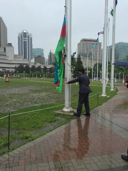 ​Ottava şəhər meriyası önündə Azərbaycan bayrağı qaldırılıb