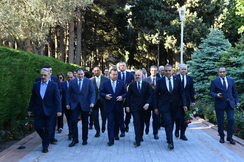 Azərbaycan-Türkiyə-Gürcüstan parlamentlərinin üzvləri Ulu öndərin məzarını ziyarət ediblər