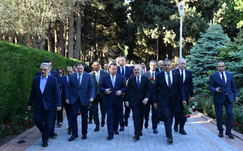 Azərbaycan-Türkiyə-Gürcüstan parlamentlərinin üzvləri Ulu öndərin məzarını ziyarət ediblər