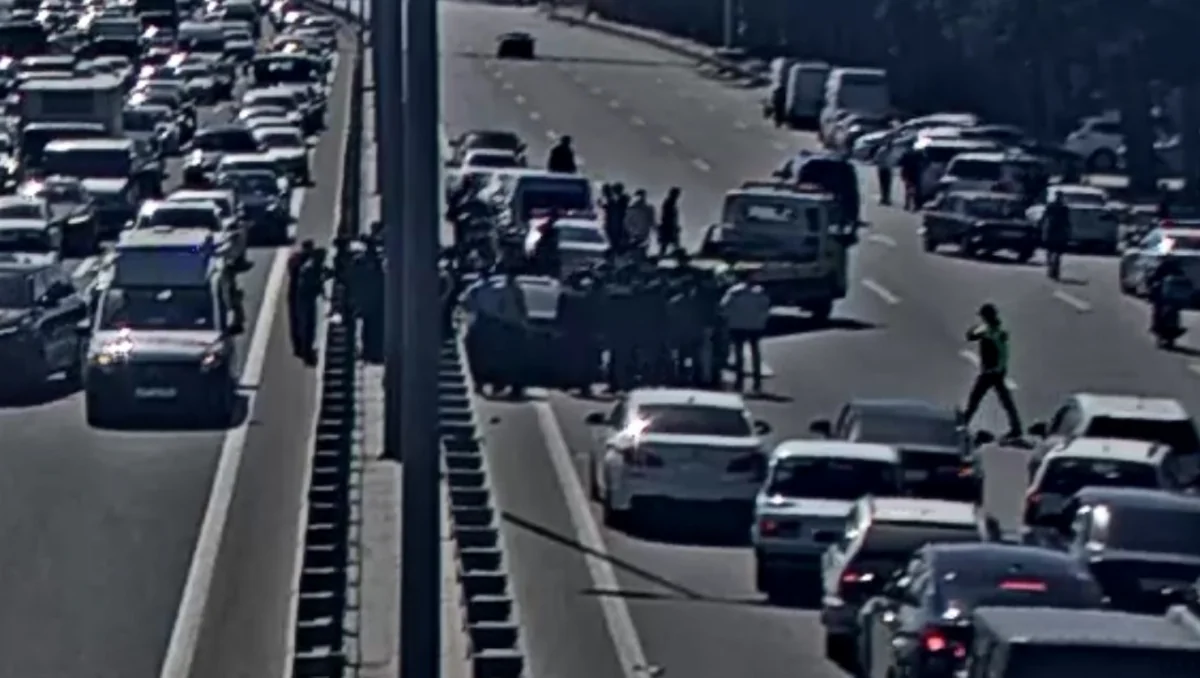 Aeroport şosesində qəza olub, yolda sıxlıq yaranıb