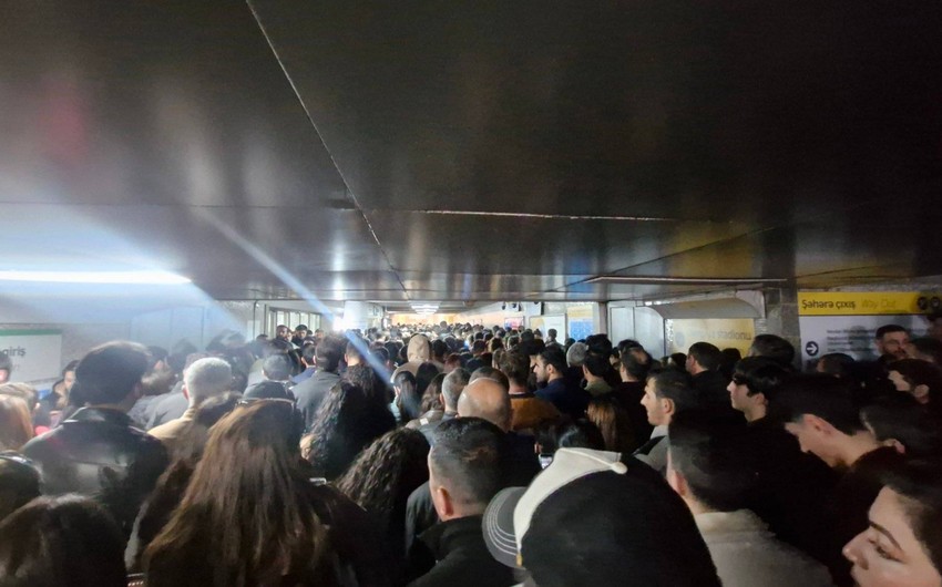 Metronun Koroğlu stansiyasında sərnişin sıxlığı yaranıb