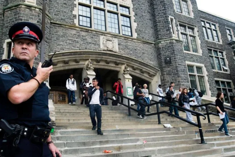 В Канаде школьник напал с острым предметом на учителя