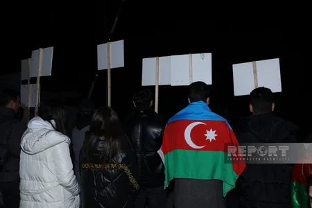 Xankəndi-Laçın yolunda aksiya iştirakçıları vətənpərvərlik ruhunda mahnılar ifa edirlər