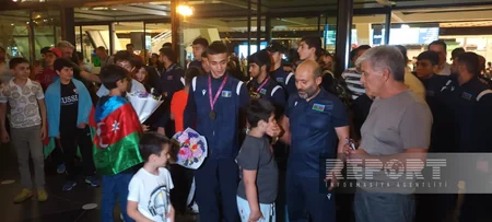 Avropa çempionatında 7 medal qazanan Azərbaycanın sərbəst güləşçiləri Vətənə qayıdıblar