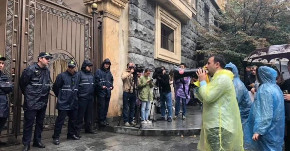 Gürcüstan parlamentinin qarşısında insident baş verib - FOTO - YENİLƏNİB-2
