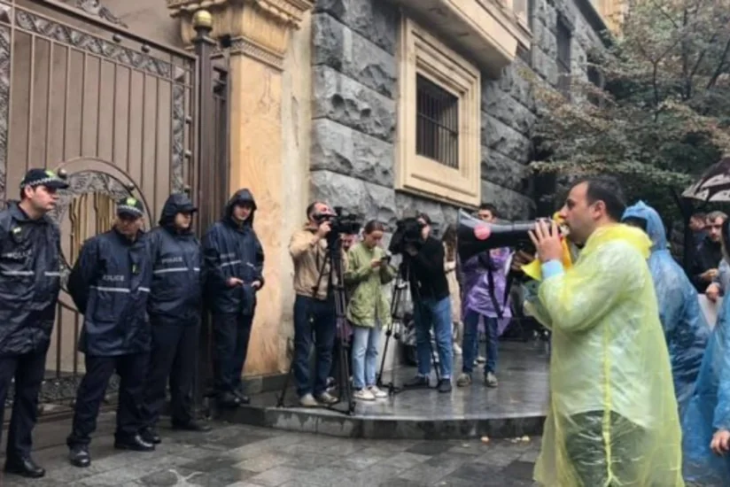 Gürcüstan parlamentinin qarşısında insident baş verib - FOTO - YENİLƏNİB-2