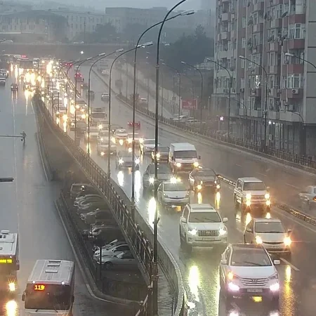 Bakının 15 yolunda tıxac yaranıb - SİYAHI