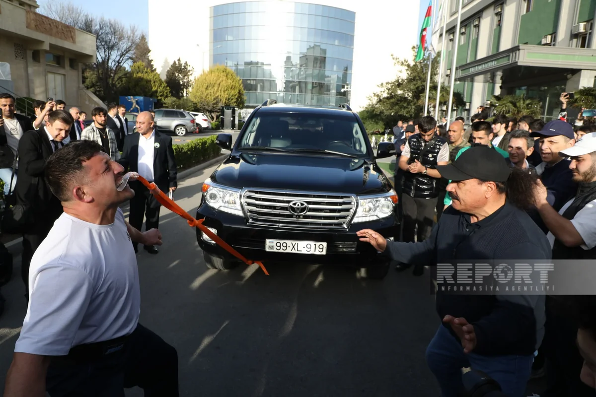 Azərbaycan pəhləvanı dünya rekordlarına imza atıb