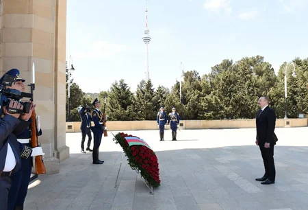 Prezident İlham Əliyev ümummilli lider Heydər Əliyevin məzarını və Şəhidlər xiyabanını ziyarət edib - YENİLƏNİB
