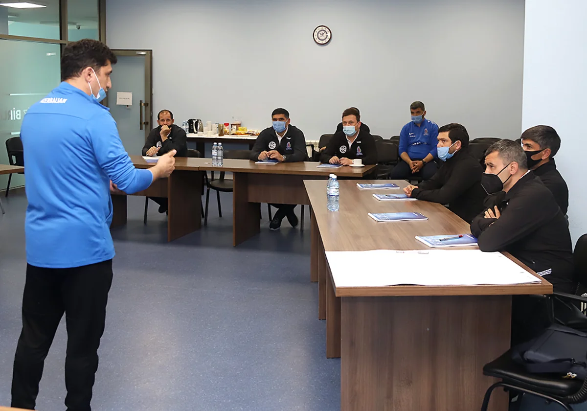 İki klubumuzun baş məşqçisi kursa yazıldı