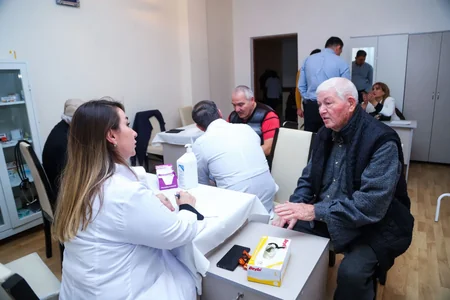 West Hospitalın həkimləri sosial xidmət müəssisəsinin sakinlərini müayinə edib