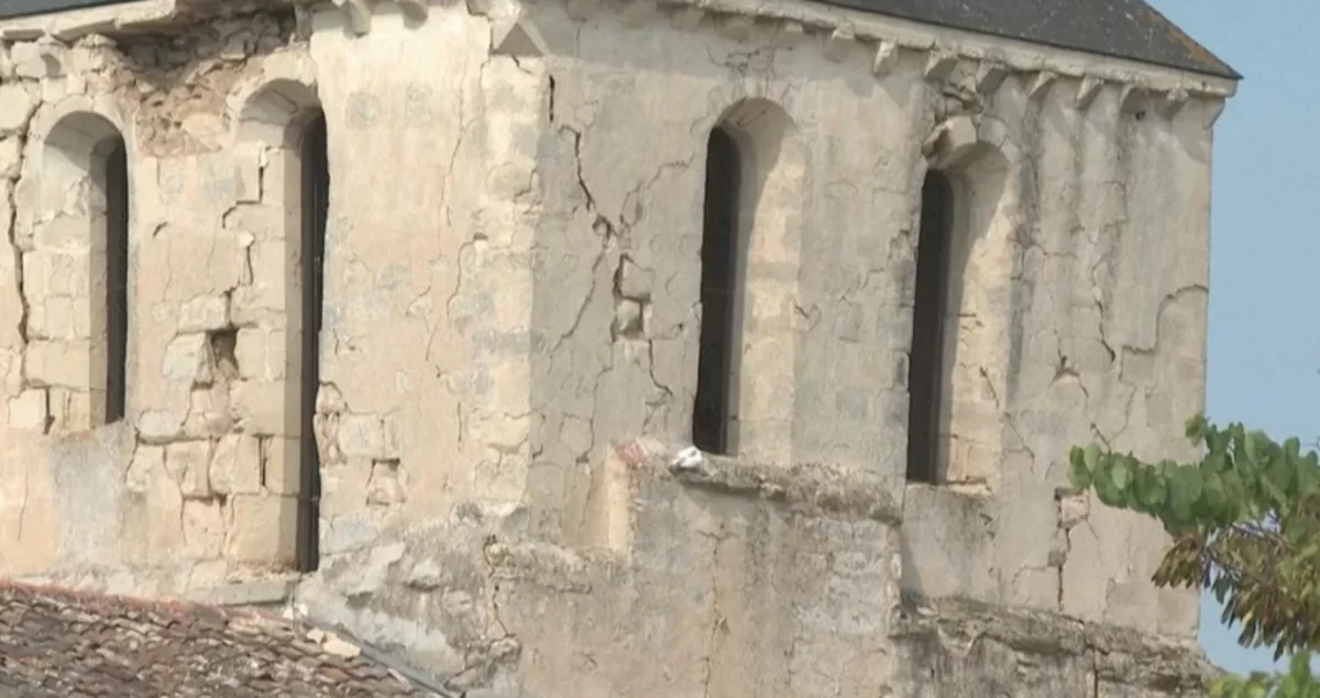 Fransada güclü zəlzələ olub: yüzlərlə ev, məktəb dağılıb, xəsarət alanlar var