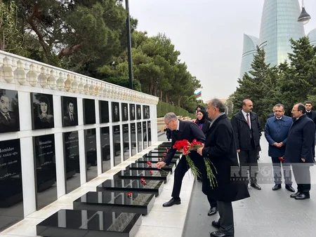 Türkiyəli nazir Fəxri və Şəhidlər xiyabanlarını ziyarət edib - YENİLƏNİB