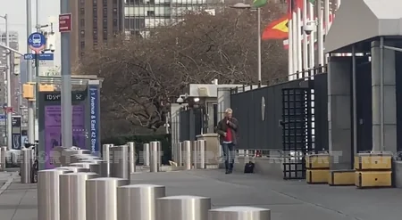 BMT-nin baş qərargahı qarşısında polis silahlı şəxsi saxlayıb