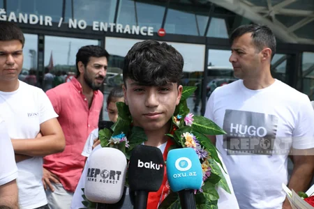 Yaponiyada medallar qazanmış Azərbaycan karateçiləri Vətənə qayıdıblar
