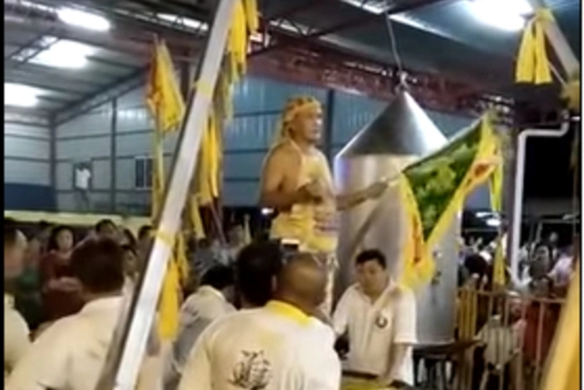 Malayziyada şaman dini ayin zamanı yanaraq ölüb - VİDEO