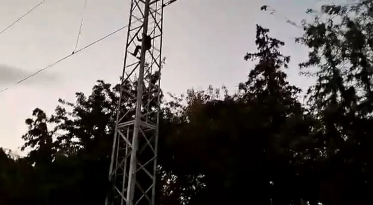 Kürdəmirdə işıq dirəyinə çıxaraq intihar etmək istəyən şəxs xilas edilib
