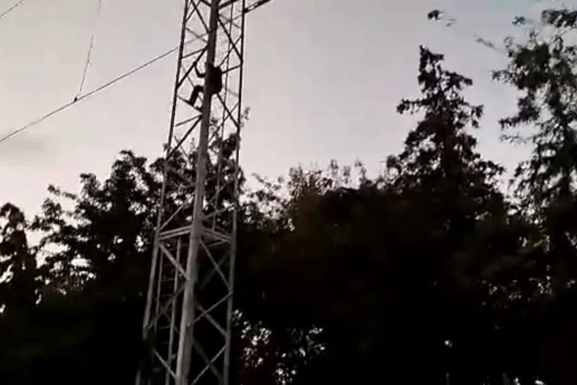 Kürdəmirdə işıq dirəyinə çıxaraq intihar etmək istəyən şəxs xilas edilib