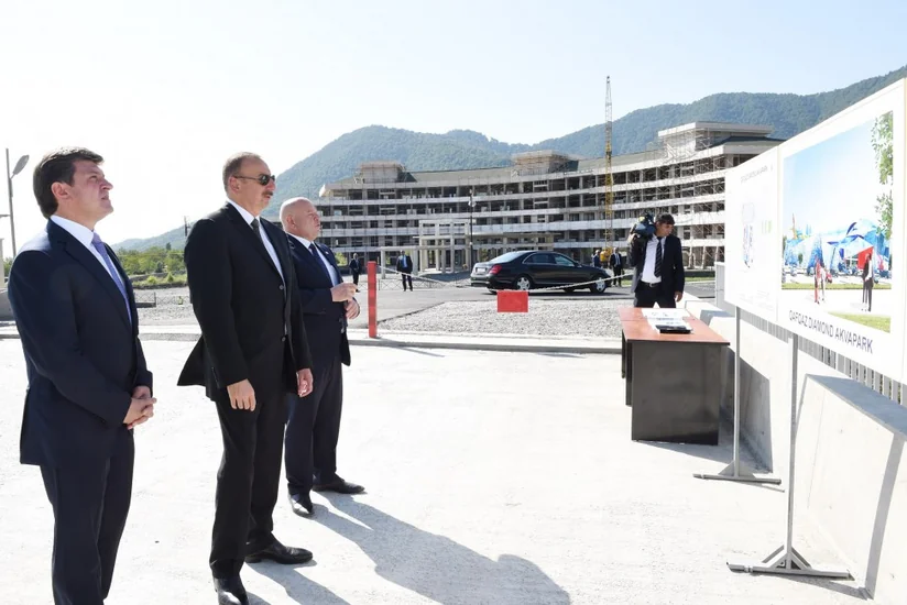 Президент Ильхам Алиев ознакомился в Габале с реализуемыми проектами туристической и спортивной инфраструктуры