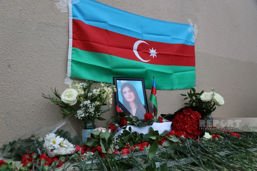 У дома погибшей в авиакатастрофе бортпроводницы Хокюмы Алиевой чтят ее память